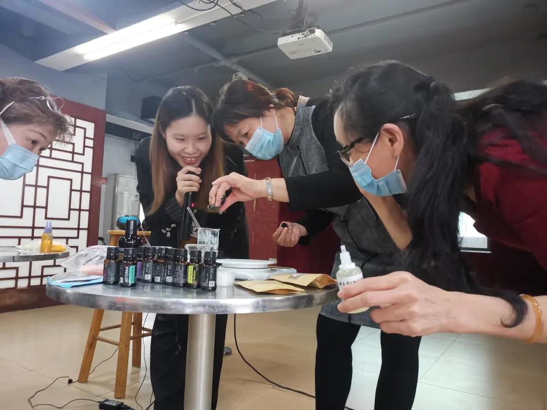 简单的自制润唇膏做法,自制一支润唇膏最好的配方