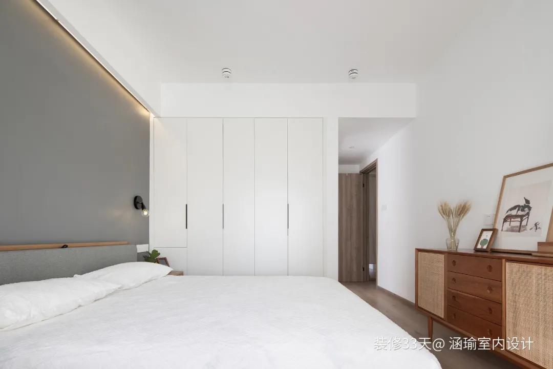 因卧室太小能买一大一小床头柜吗,卧室太小放不下梳妆台