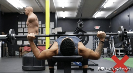 杠铃卧推肩膀容易酸得不行,杠铃卧推肩膀疼痛怎么回事