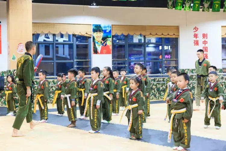 孩子练跆拳道有什么危害吗,小孩子学跆拳道的好处和坏处