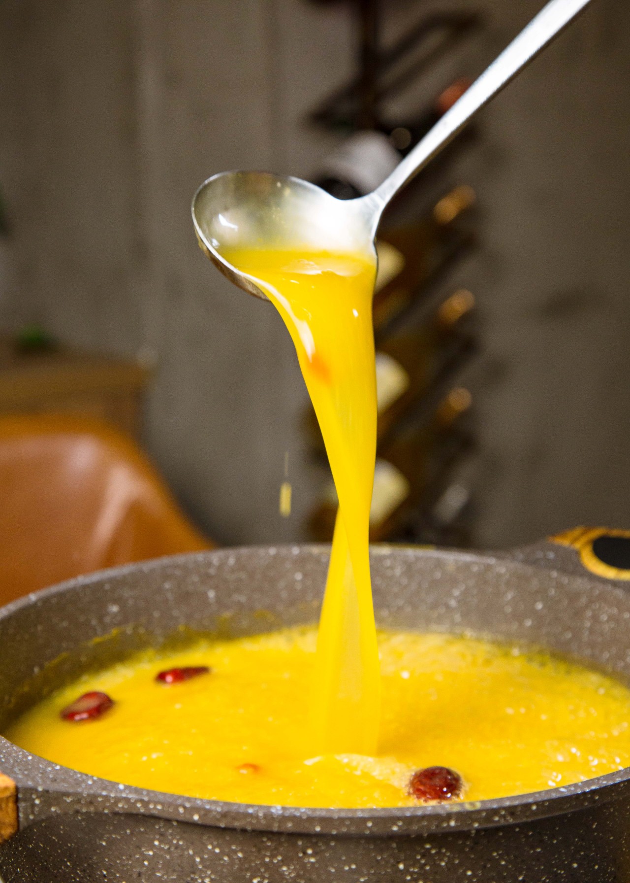 降温了适合吃点什么,一锅鲜香软嫩的花胶鸡火锅