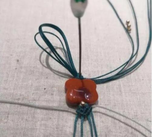 小孔转运珠编绳手链教程,2个珠子的小挂坠