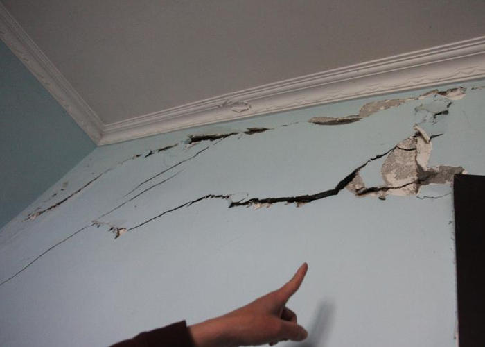 屋内墙面裂纹破损怎么处理,家里墙面有裂纹是怎么回事