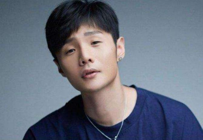 全网眼睛最小宝宝火了，李荣浩都要甘拜下风，网友：芝麻吃多了？