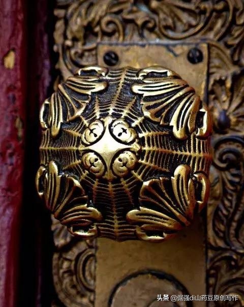 尘封历史往事,尘封的木制大门