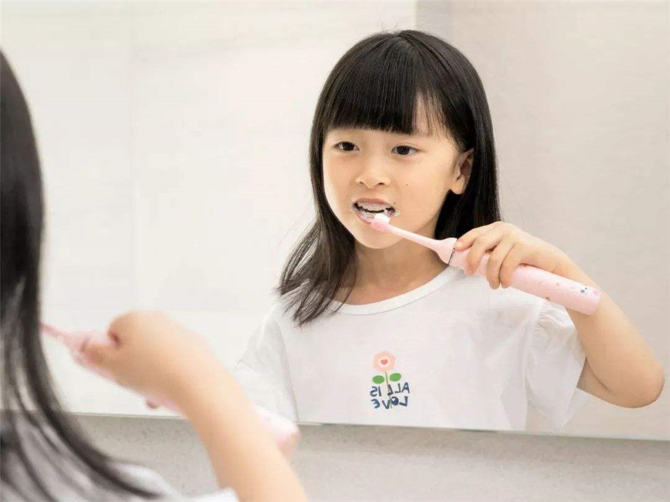 小孩天天刷牙为什么还长虫牙,天天刷牙为啥小孩的牙齿会黑