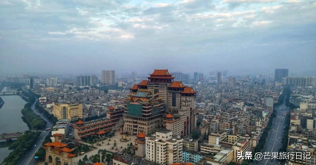 广西“布达拉宫”,据说台湾富商花30亿,用8000工人才建成