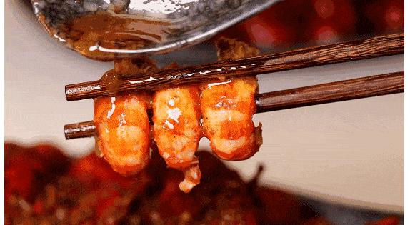 在被摆上餐桌之前,小龙虾也曾让世界人民倍感绝望(菲李漫画)