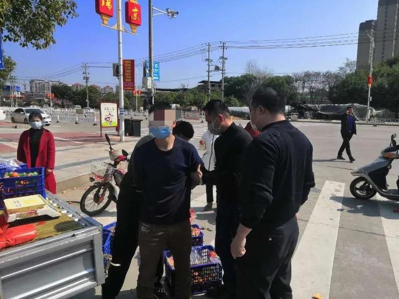 赣州一大老板返乡被警察当街带走，原来是他竟是名网逃