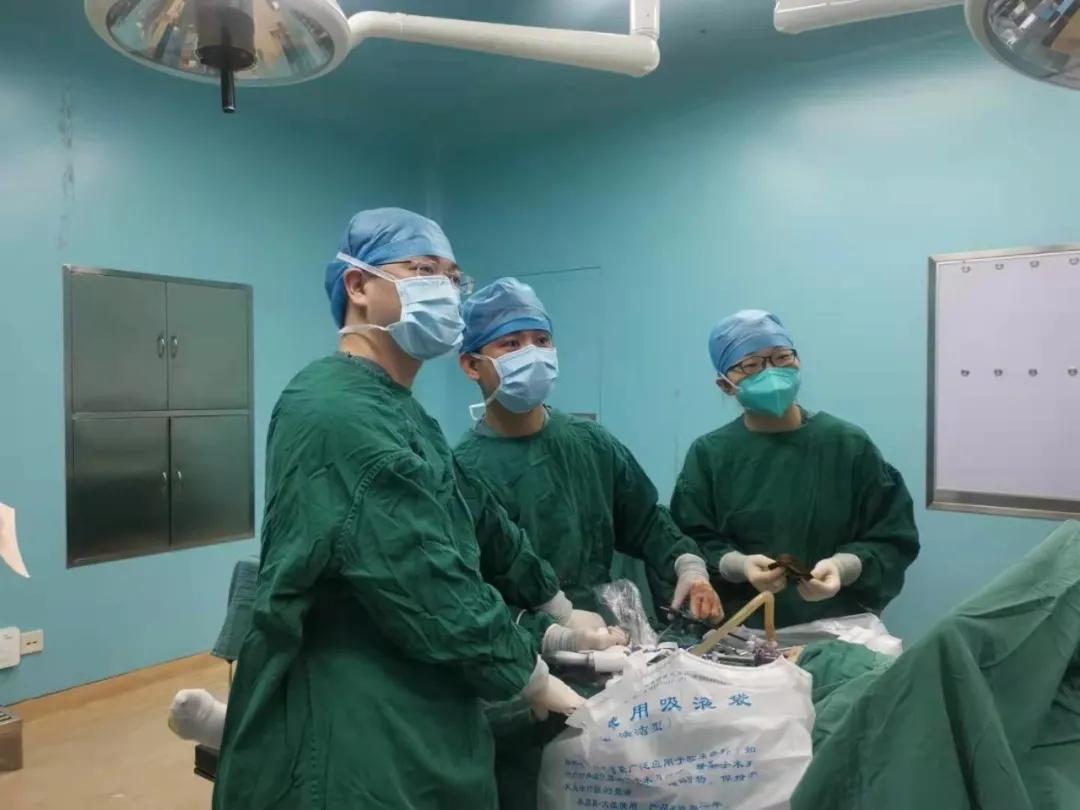 胸腔里待了5年的肿瘤，1小时摘除