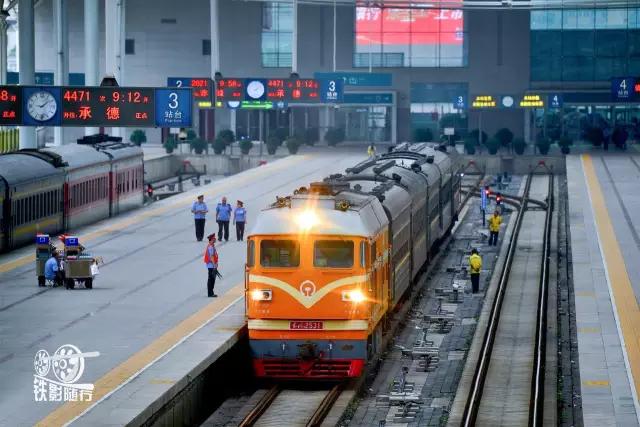 行人车辆请注意火车就要来了,行人车辆请注意火车来了不要抢道