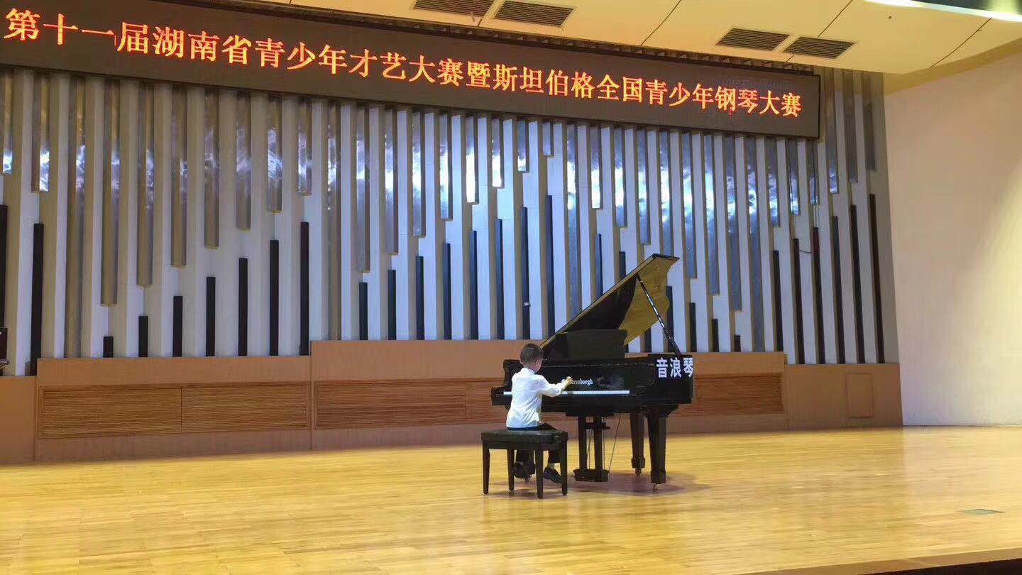 自律的孩子练琴,自律练琴的小孩