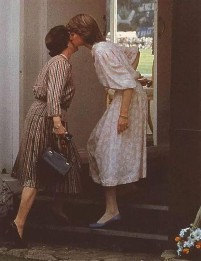 戴安娜在机场喊爸爸,菲利普亲王和戴安娜恋爱过程