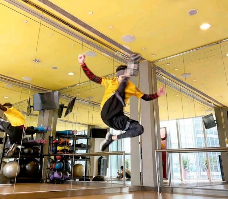 向佐健身练腰,向佐一身肌肉怎么锻炼的