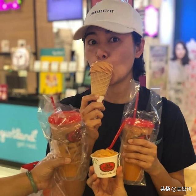 47岁蒙嘉慧状态好真实,素颜和好友像隔辈人,网友:认真老去很美