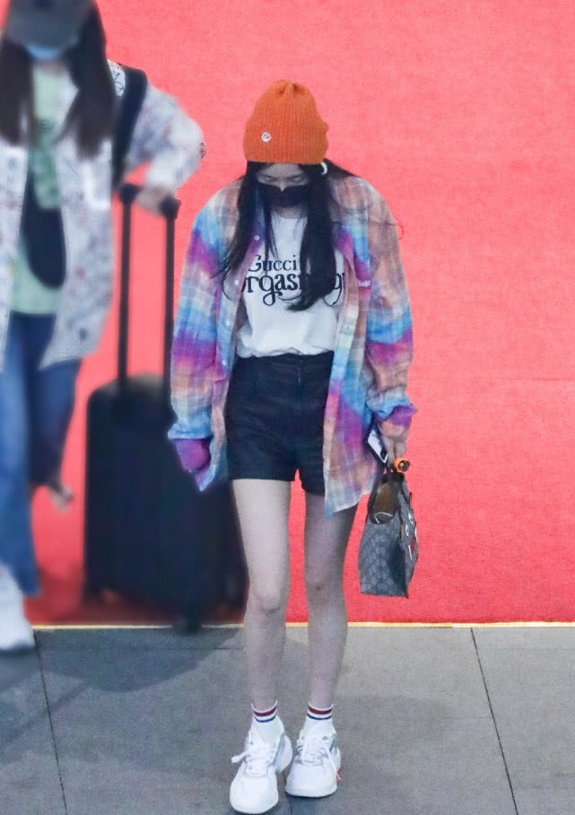 杨幂现在超美穿修身白裙配波浪卷,杨幂穿搭发光短裤