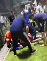 足球球员心脏骤停抢救成功案例,足球赛老人心脏骤停
