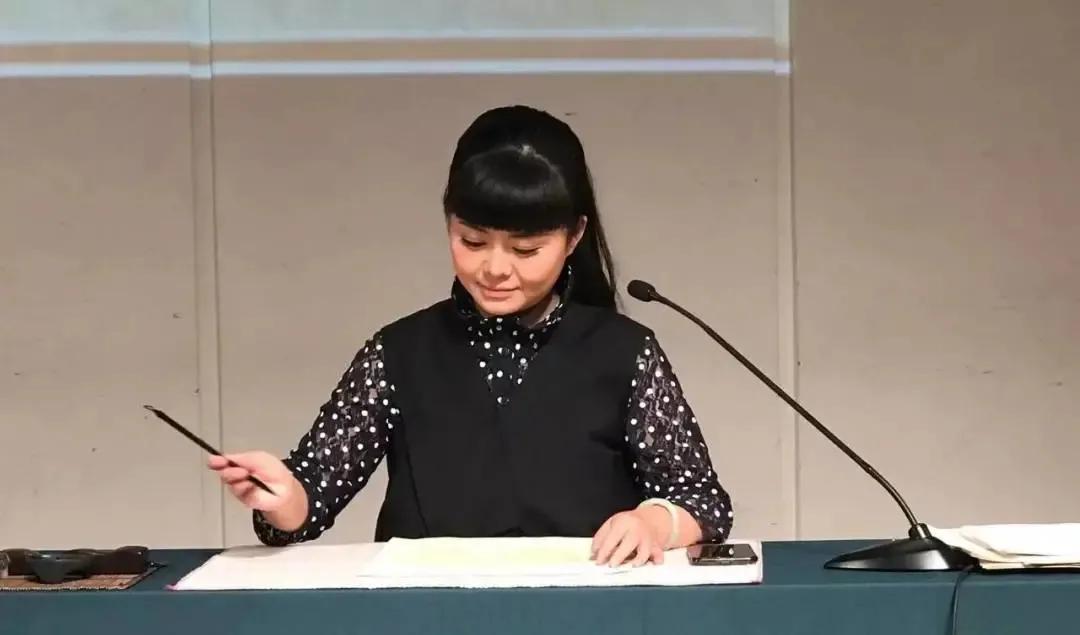 她是悲壮的棋子,可能一战成名,也可能沦为阵前的炮灰