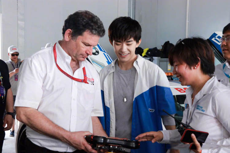 易烊千玺九号电动活动,易烊千玺现身机场穿清爽灰卫衣