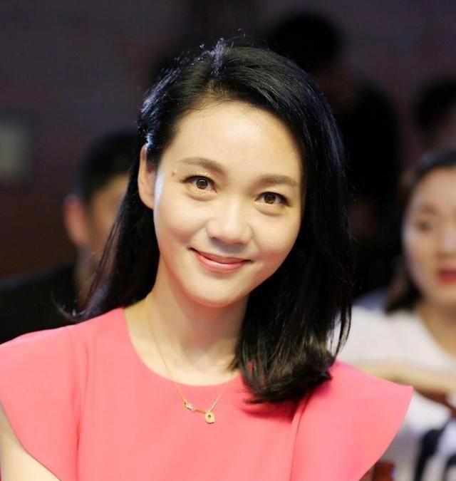 安徽台一姐周群端庄形象崩塌？在厨房打碟乱舞，电饭煲才150元