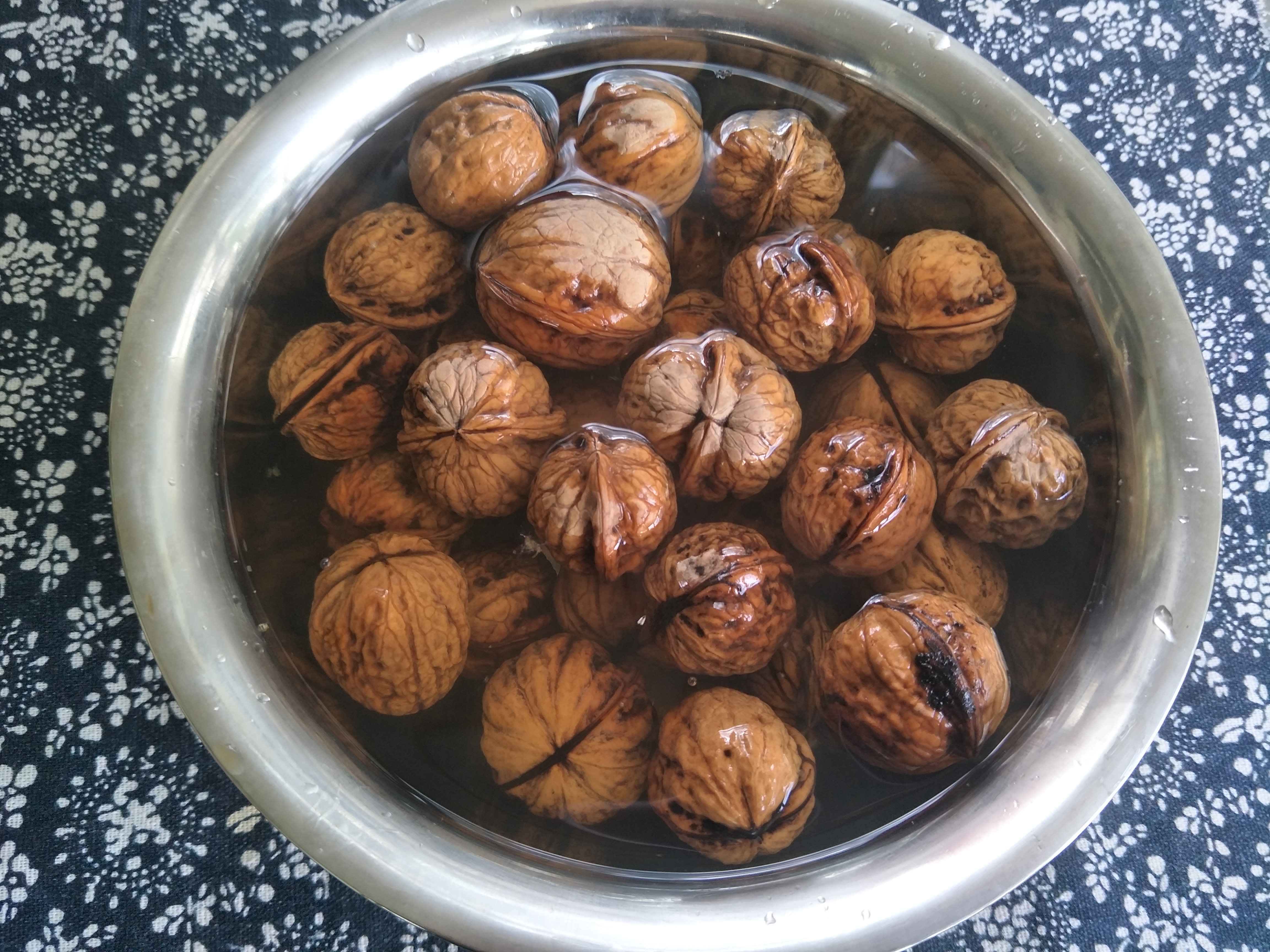 核桃怎么蒸才能脱壳,巧剥核桃上锅蒸的妙招