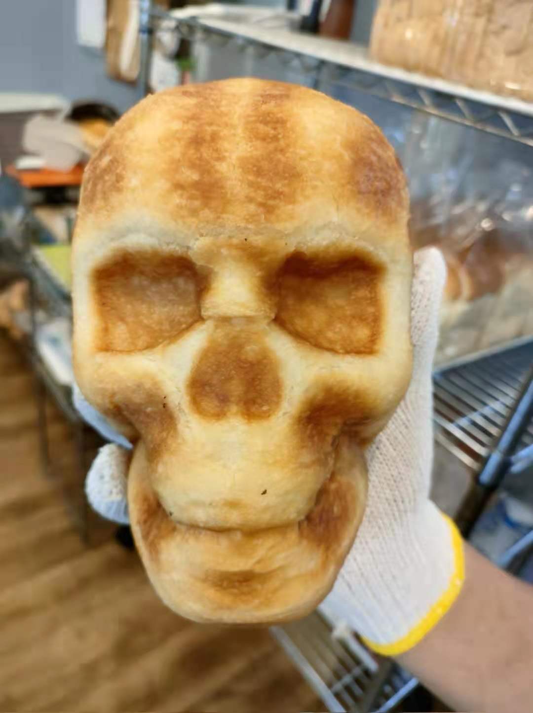 日本面包店推出“骷髅面包”引发顾客抢购，顾客：每日限量一个