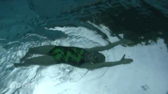 “教练，为啥我蝶泳屁股露不出水面？”“来，给你分析几个原因”