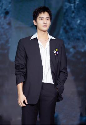 杨洋蒙奇奇发型,杨洋新造型视频