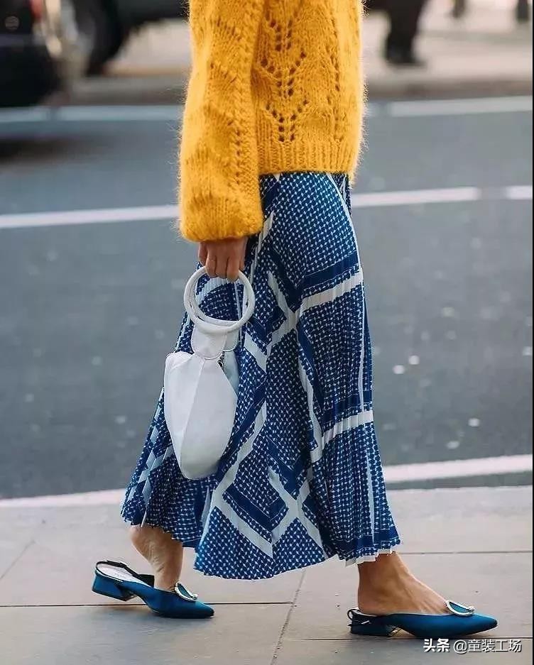 春天卫衣百褶裙的穿搭方法,如何用一条百褶裙穿遍四季不重样