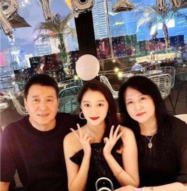 关晓彤晒甜美自拍极光之恋,关晓彤晒男友视觉美照