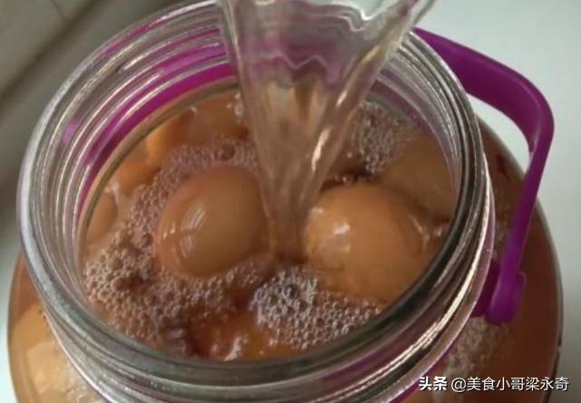 70岁奶奶腌鸡蛋配方,奶奶教你腌鸭蛋好吃又简单方法