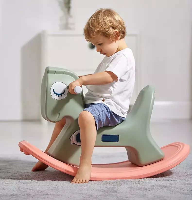 小孩啃指甲对不对,孩子啃指甲吃手指是怎么了