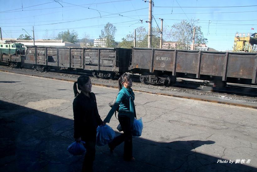 中朝之间的国际列车，朝鲜倒爷的致富之路，朝鲜列车员姑娘带货忙