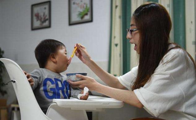 嫌弃宝宝自己吃饭脏就喂饭,嫌弃宝宝吃得多是妈妈有问题