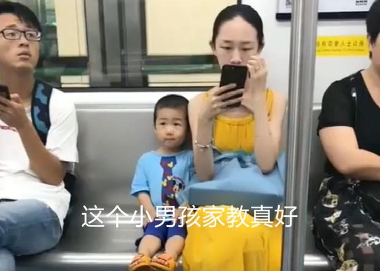 姐弟俩地铁上的“坐姿”火了，乘客纷纷夸赞：这才是真正的富养