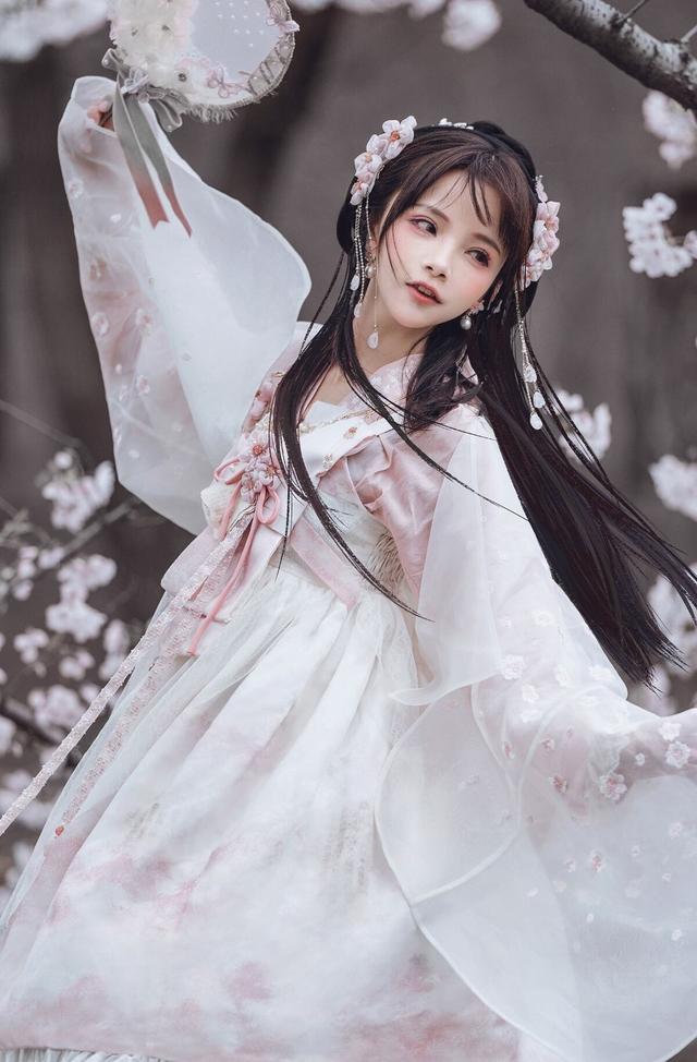 “中、日、韩”三种洛丽塔各不同，韩系很甜，但中华风最惊艳