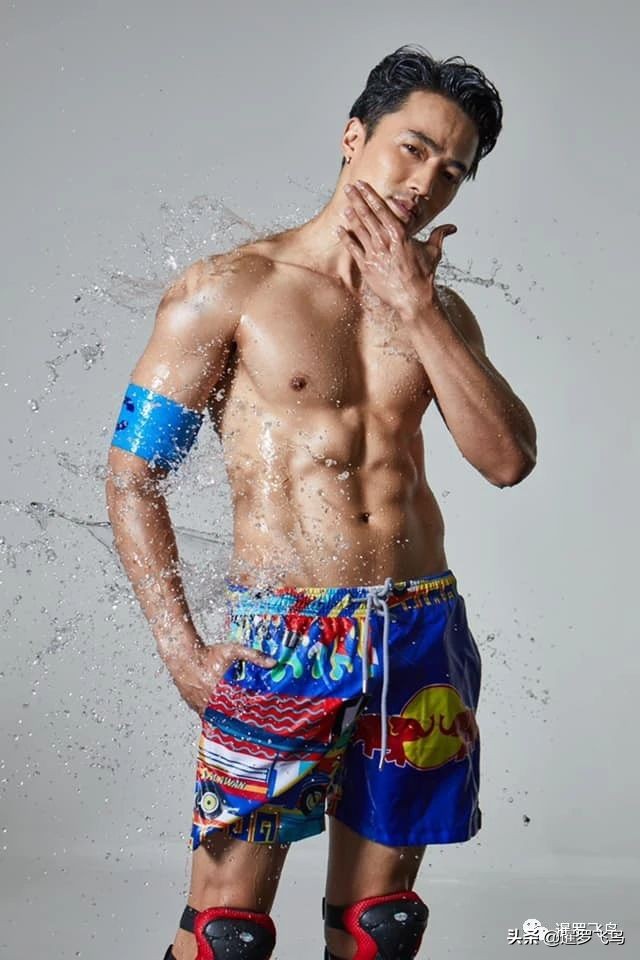 疫情期泰国餐馆帅哥送外卖,拍半裸宣传照用美色救生意