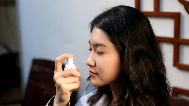 眼部保养重在“润”，用它一喷好舒服！细纹都慢慢膨了起来