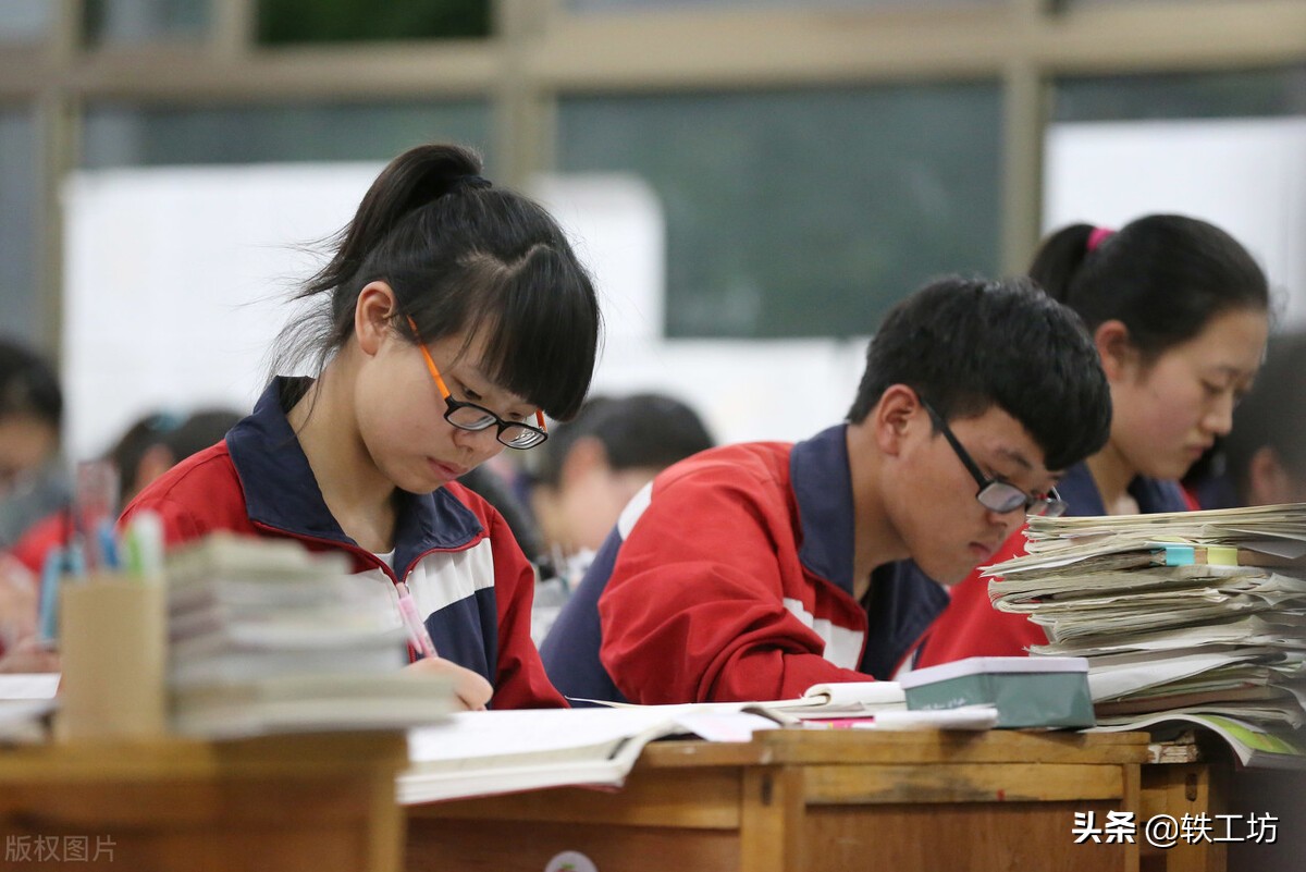 高考成绩很差是读专科还是复读,高考300分复读上本科几率多大