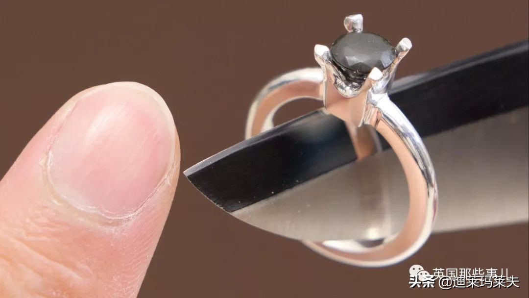 他用攒了一年的指甲，给女友做一个戒指？？这？