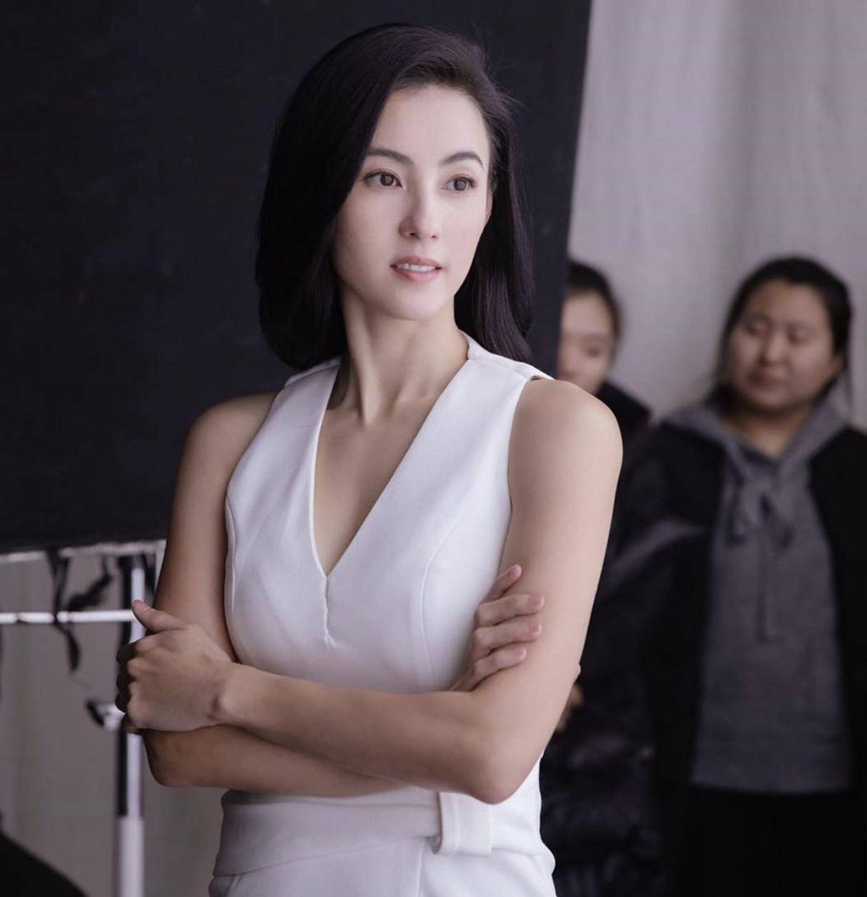 曝张柏芝被赶下飞机,张柏芝一家五口被赶下飞机