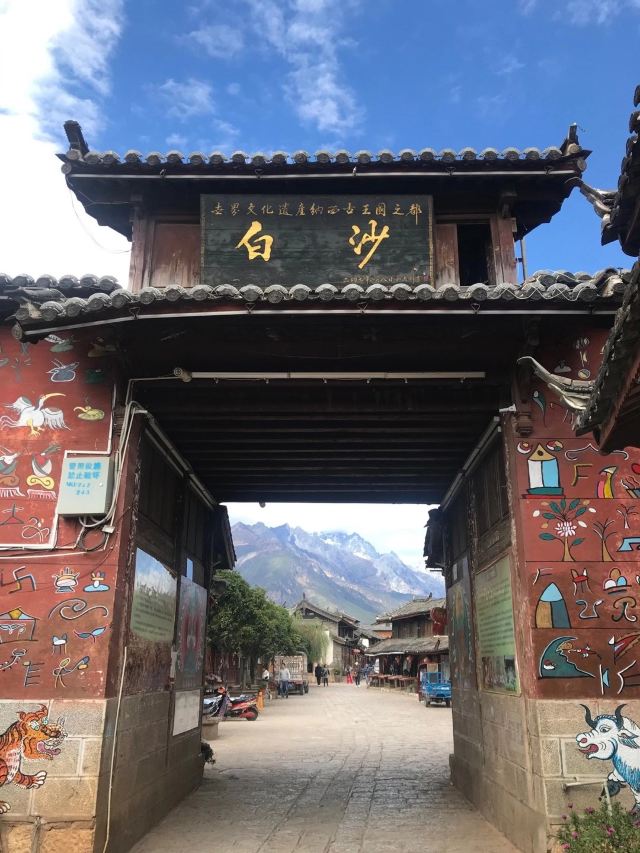 束河古镇和丽江哪个更值得去,丽江旅行住束河好还是丽江古城好