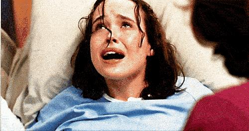 孕妇一走路孩子就掉下来的视频,孕妇走路时突然生下孩子