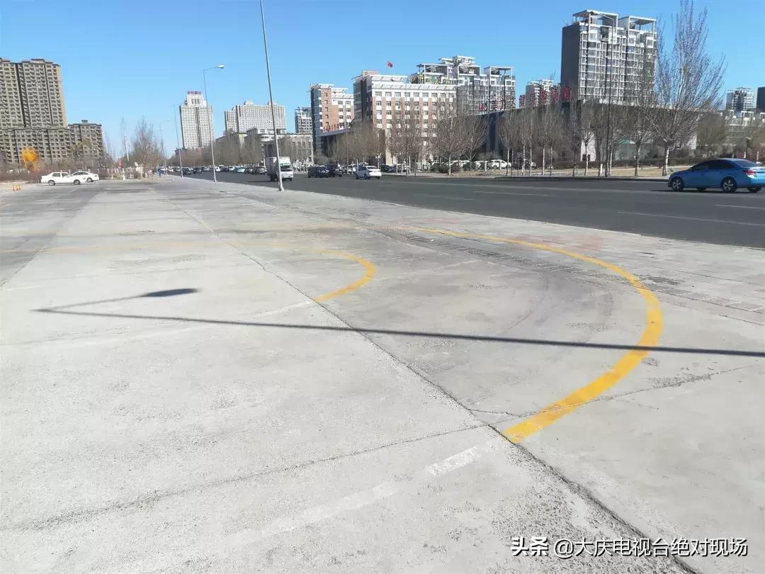 大庆平安驾校湖边停车场内练“倒库”如此练车“平安”吗?