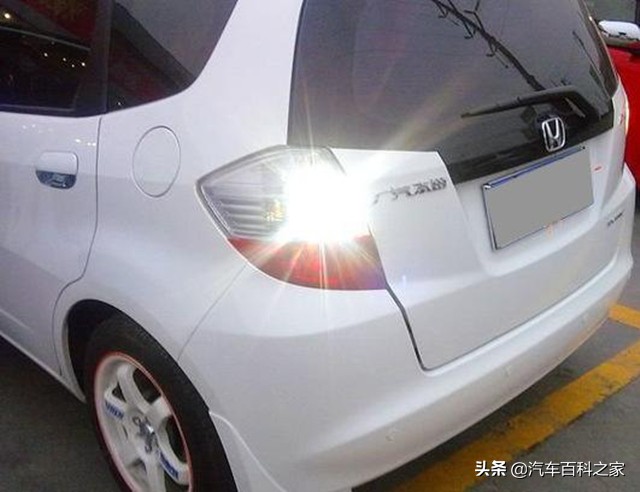 夜间倒车倒车灯太暗有没有技巧,倒车灯太亮影像模糊是什么原因