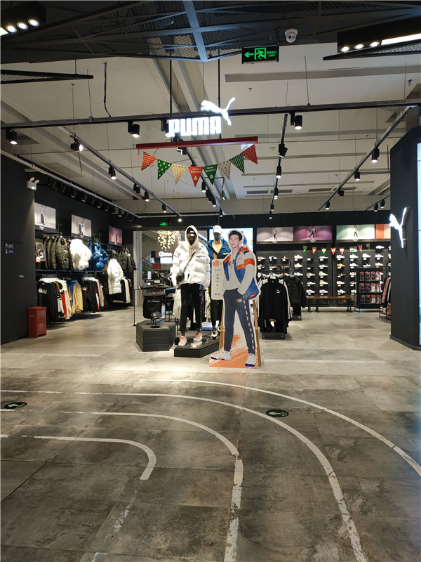 我们今儿来到蚌埠万达,逛了逛帮阿迪耐克卖鞋的滔搏运动城