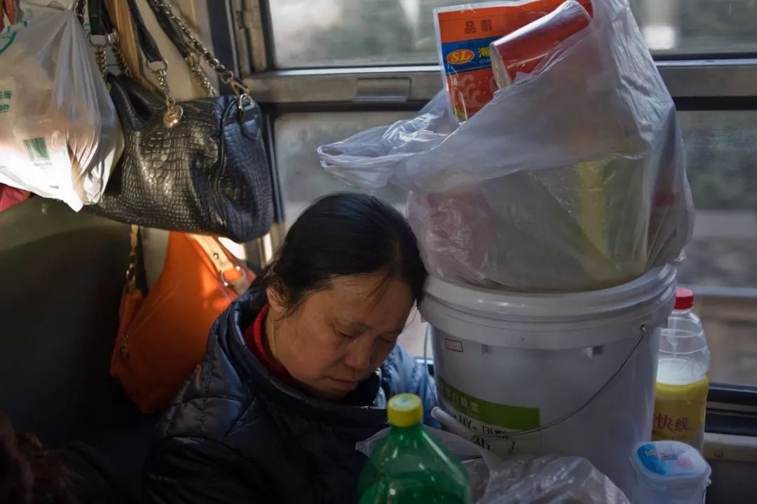 孩子坐绿皮火车看人世百态,绿皮火车才能反映生活百态