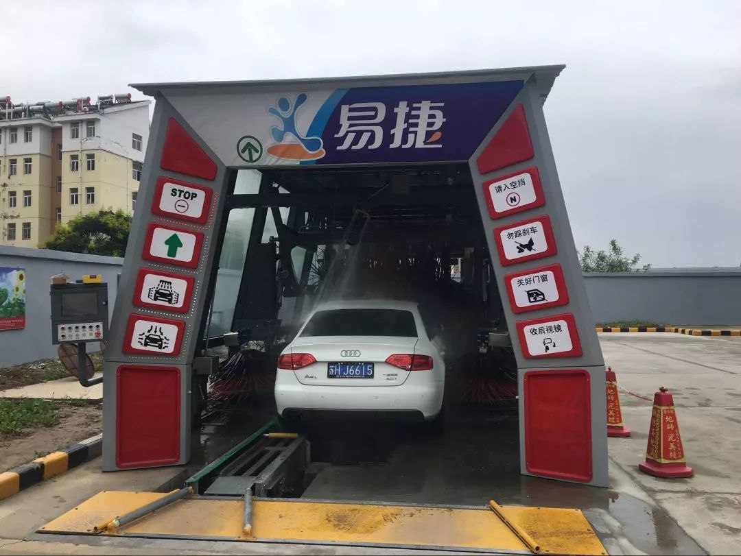 本想加个油,一不小心还蹭了个网红洗车
