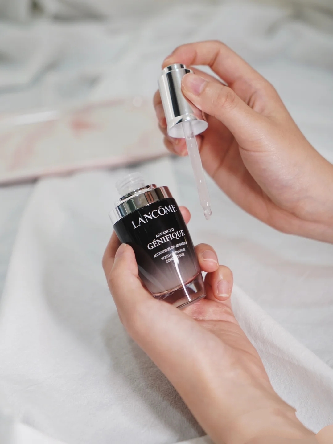 雅诗兰黛和兰蔻哪个精华更好用,雅诗兰黛和兰蔻抗老精华哪个好