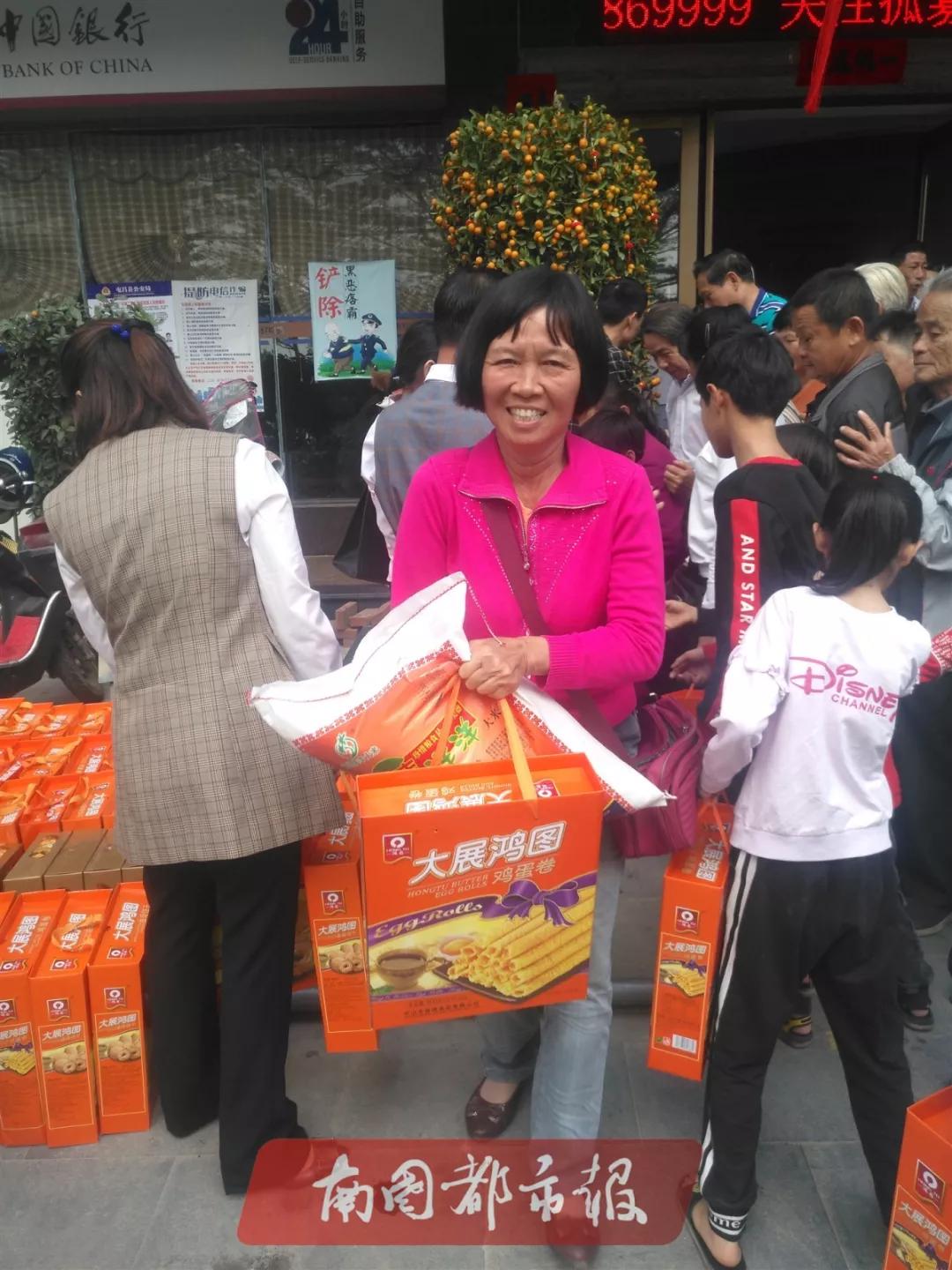 有年饭、有礼品、有欢声笑语…昨天,屯昌百余人在这欢聚一堂…